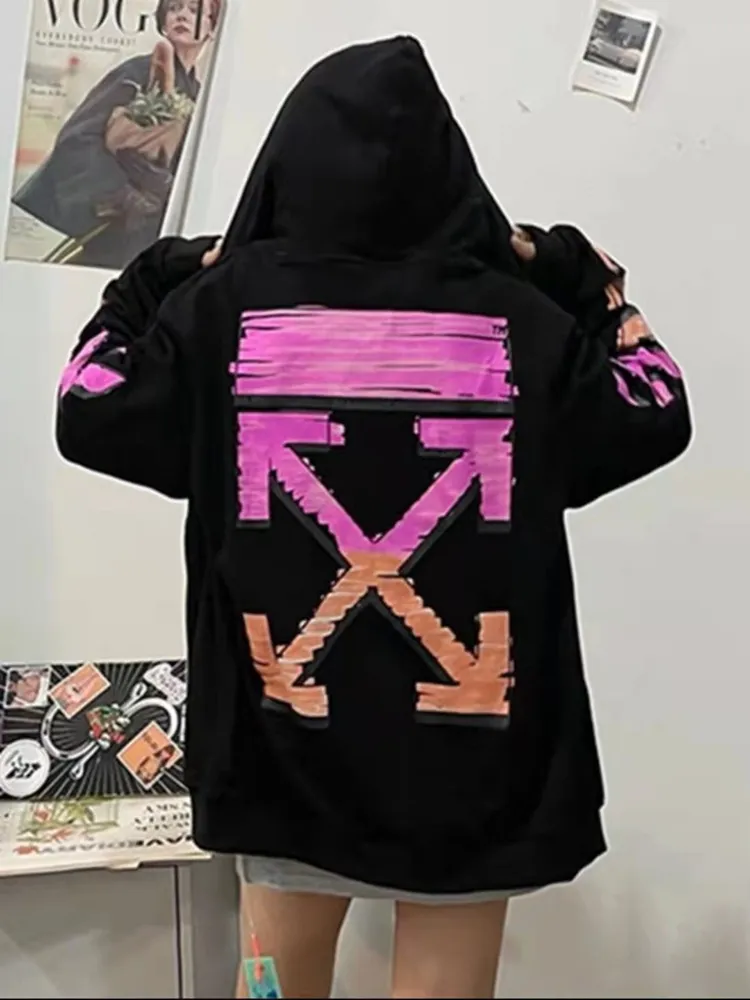 ♻️💯Upper body reference model picture❤️Top tested version OFFWHITE OW marker purple orange graffiti arrow male and female couple same style pure cotton loose pullover round neck zipper jacket sweatshirt hoodie The craftsmanship of this model can be said to be very difficult. There is a direct comparison between our home and many versions on the market. You can more clearly distinguish between good and bad just by looking at the prints. This printing uses Kornit's digital direct-injection process. The entire printing effect is like drawing lines with a marker pen. The imitation effect can achieve the same visual effect as the real thing. The main reason is that the color transition of this printing is too small, which makes it impossible to directly copy the pattern when scanning. The image must be manually enlarged more than 40 times, and then adjusted bit by bit to add a soft color (white) effect. The fabric is made of 480g large fish scale pure cotton terry dyed in a vat, which is a big launch and has a full drape. Full set of customized accessories, washed, labeled. Guaranteed to be the top product on the market.  Color: Black Size: XS-L P:390 Size chart